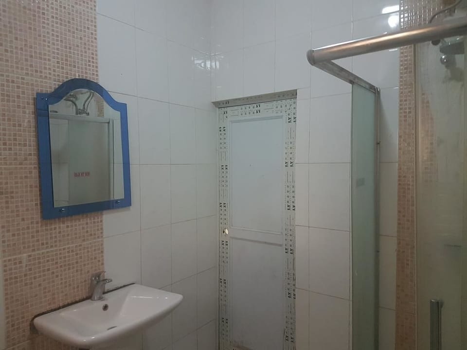 Deep soaking tub, rainfall showerhead, towels