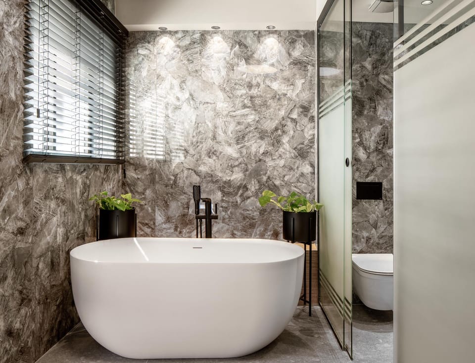 Junior Suite | Bathroom | Free toiletries, hair dryer, slippers, towels