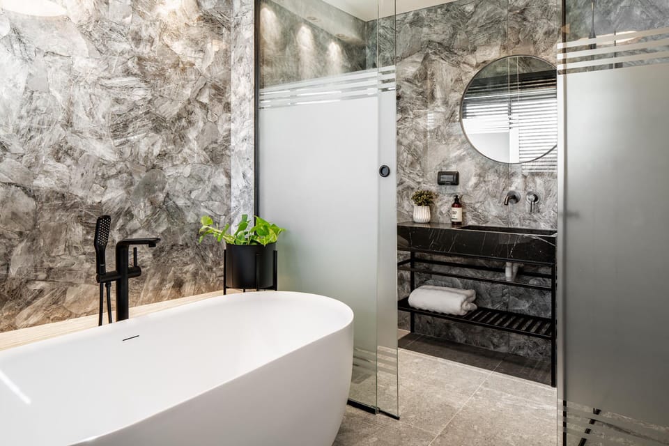 Junior Suite | Bathroom | Free toiletries, hair dryer, slippers, towels