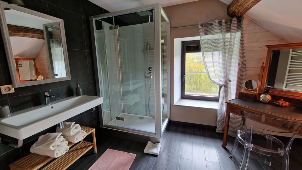 Sérénité du Ginkgo | Bathroom | Shower, rainfall showerhead, hair dryer, towels