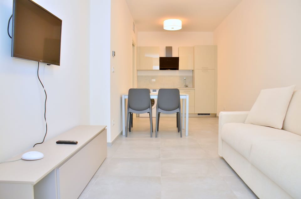 Condo (White Room Sud) | Private kitchen | Full-size fridge, microwave, stovetop, cookware/dishes/utensils