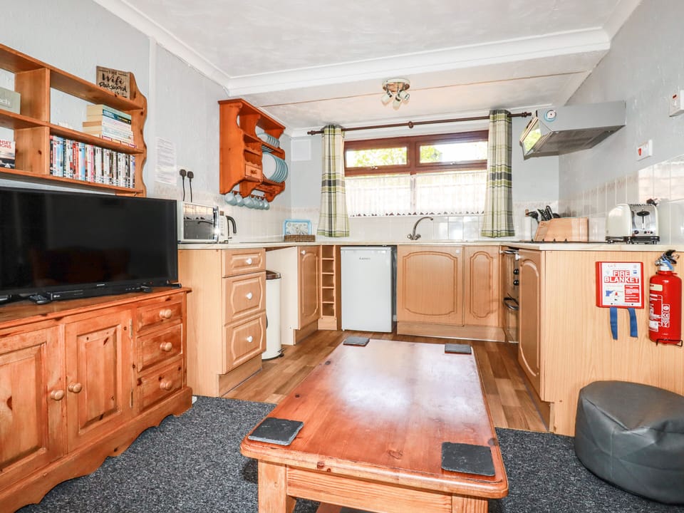 Cottage | Private kitchen | Fridge, microwave, stovetop, electric kettle