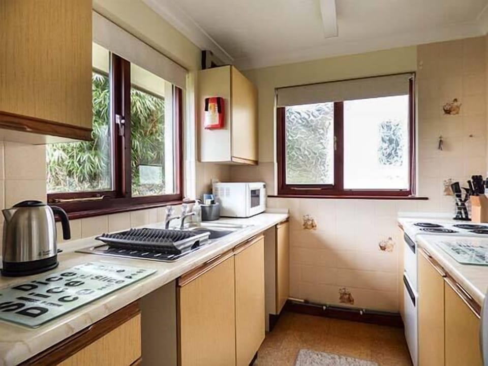 Cottage | Private kitchen | Electric kettle, cookware/dishes/utensils