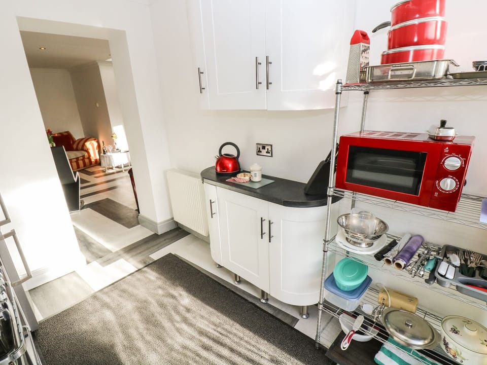 Cottage | Private kitchen | Microwave, stovetop, electric kettle, toaster