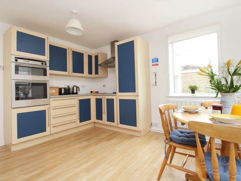 Cottage | Private kitchen | Microwave, stovetop, dishwasher, electric kettle