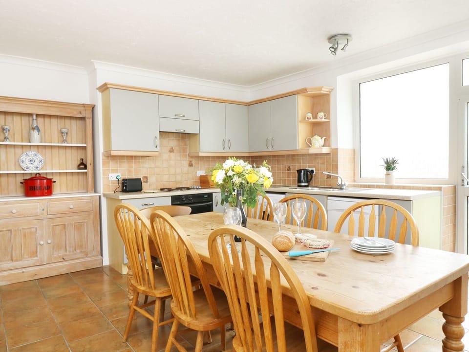Cottage | Private kitchen | Fridge, dishwasher, electric kettle, toaster