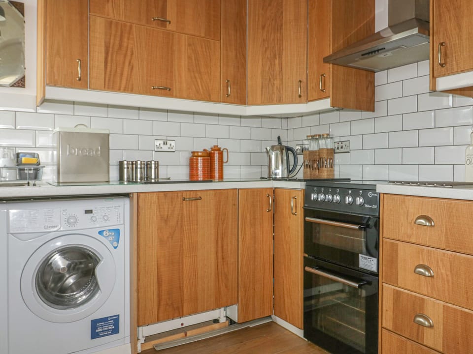 Cottage | Private kitchen | Dishwasher, cookware/dishes/utensils