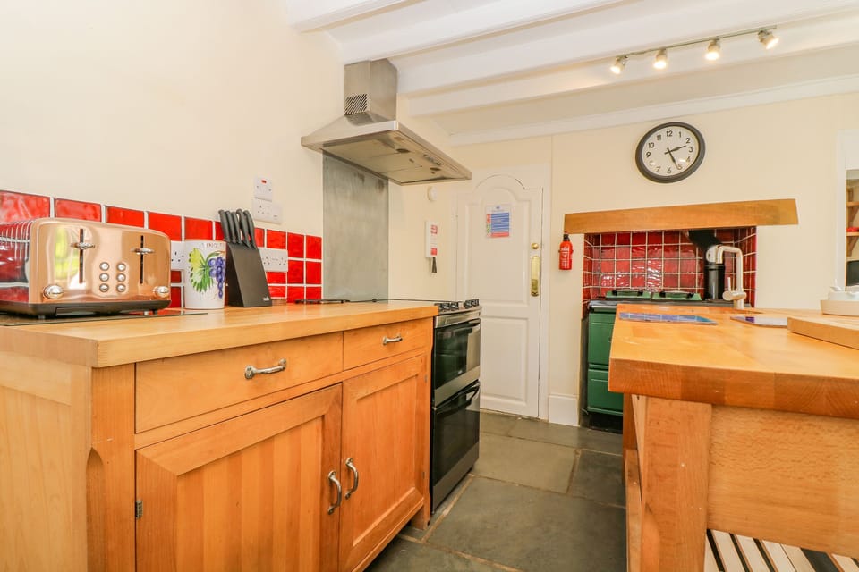 Cottage | Private kitchen | Dishwasher, electric kettle, highchair, cookware/dishes/utensils