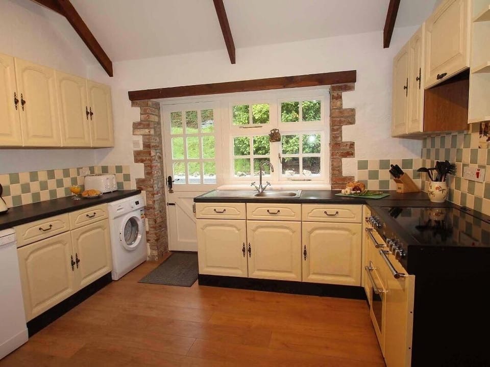 Cottage | Private kitchen | Stovetop, dishwasher, highchair, cookware/dishes/utensils