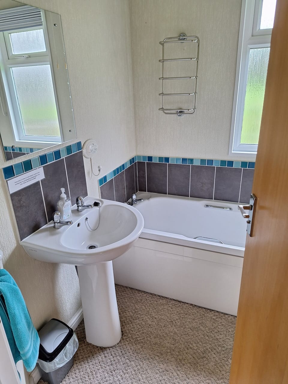 Willow Lodge | Bathroom | Shower, free toiletries, hair dryer, towels