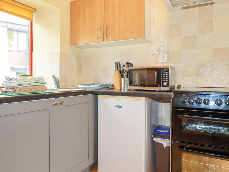Cottage | Private kitchen | Stovetop, cookware/dishes/utensils