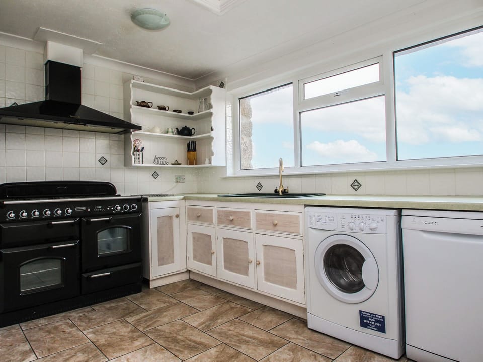 Cottage | Private kitchen | Fridge, microwave, stovetop, electric kettle