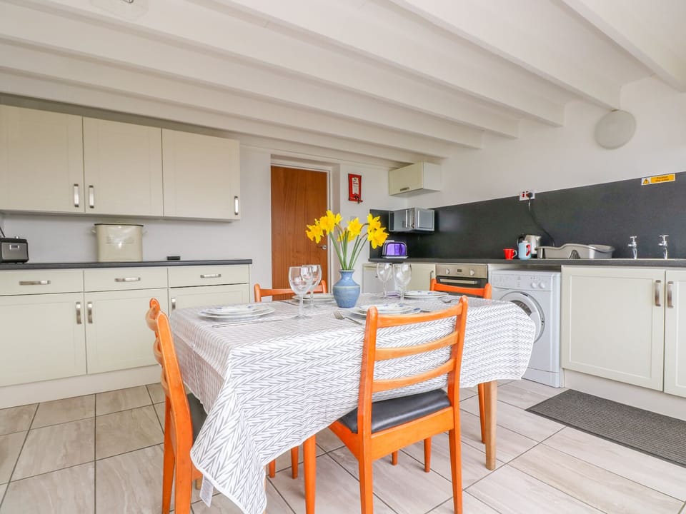 Cottage | Private kitchen | Dishwasher, cookware/dishes/utensils