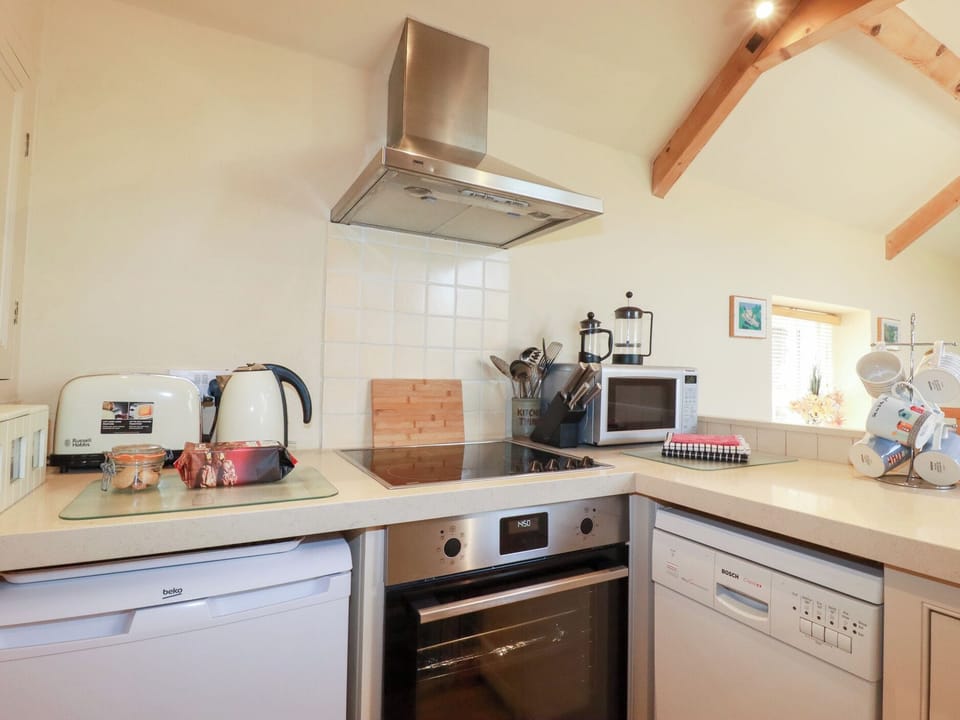 Cottage | Private kitchen | Fridge, microwave, stovetop, dishwasher