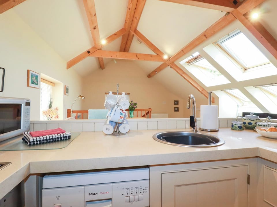 Cottage | Private kitchen | Fridge, microwave, stovetop, dishwasher