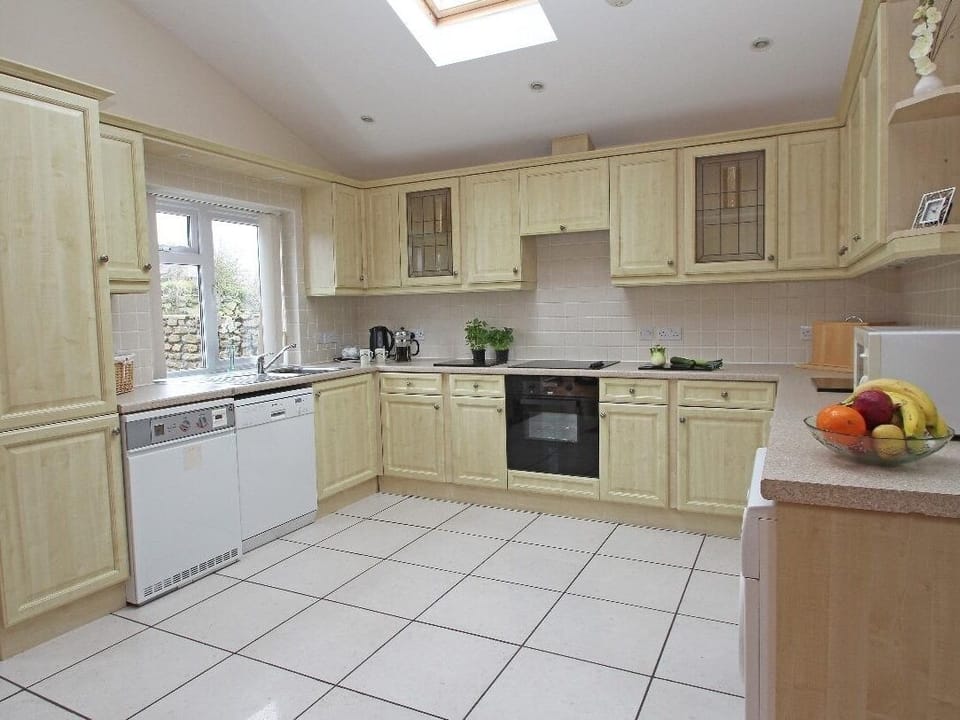 Cottage | Private kitchen | Fridge, microwave, stovetop, dishwasher