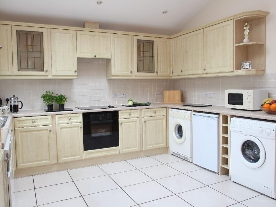 Cottage | Private kitchen | Fridge, microwave, stovetop, dishwasher