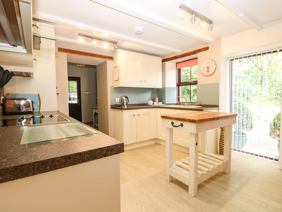 Cottage | Private kitchen | Stovetop, highchair, cookware/dishes/utensils