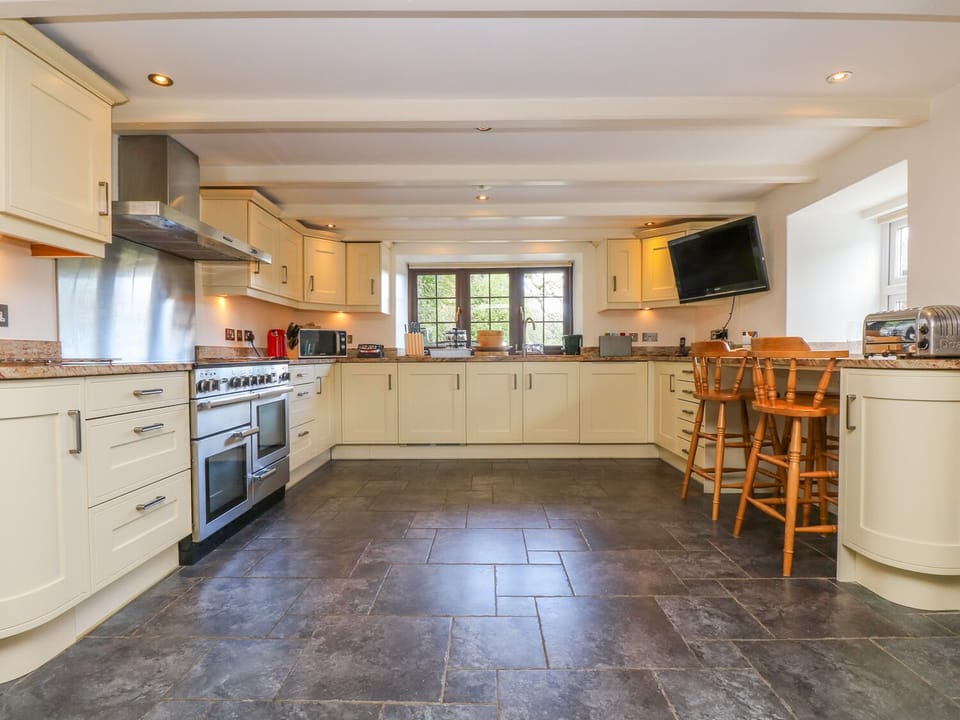 Cottage | Private kitchen | Dishwasher, highchair, cookware/dishes/utensils
