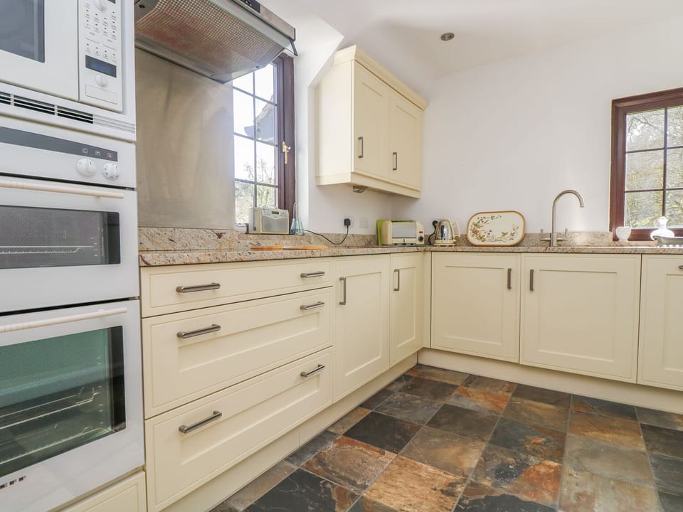 Cottage | Private kitchen | Dishwasher, highchair, cookware/dishes/utensils