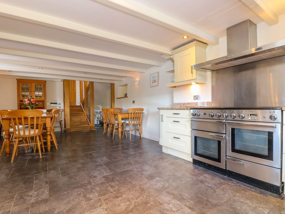 Cottage | Private kitchen | Dishwasher, highchair, cookware/dishes/utensils