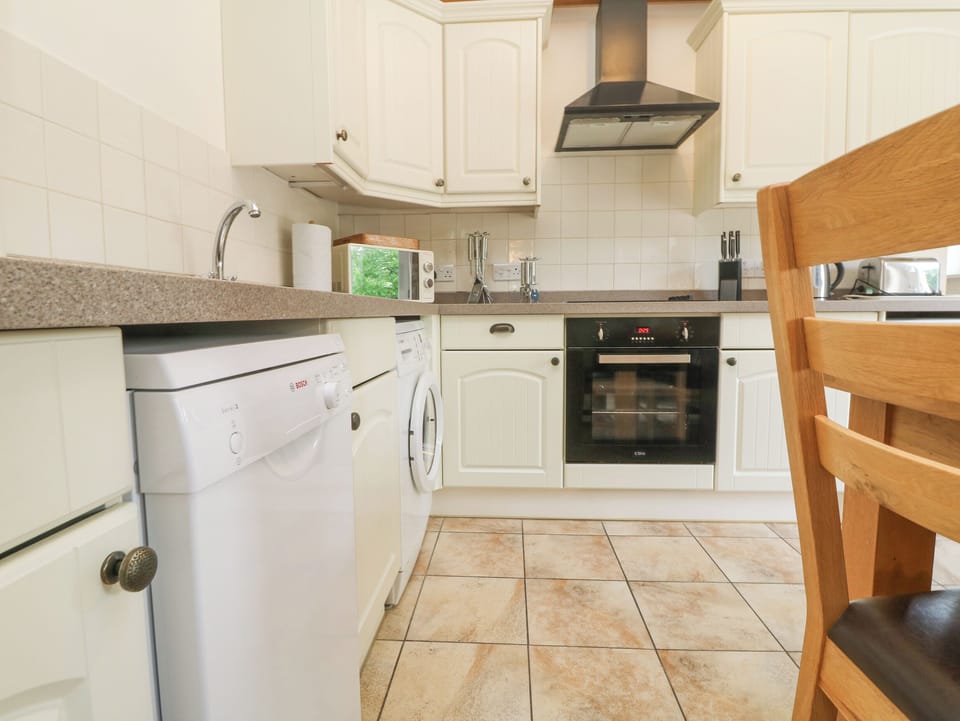 Cottage | Private kitchen | Dishwasher, cookware/dishes/utensils