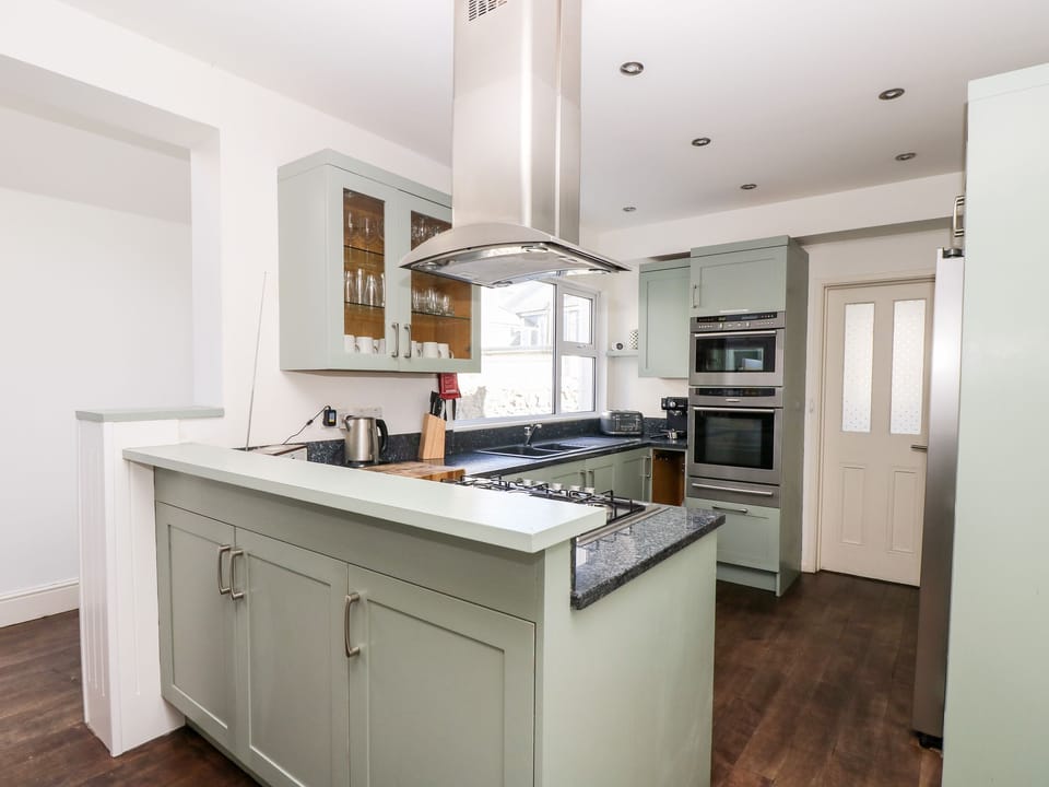 Cottage | Private kitchen | Fridge, dishwasher, highchair, cookware/dishes/utensils