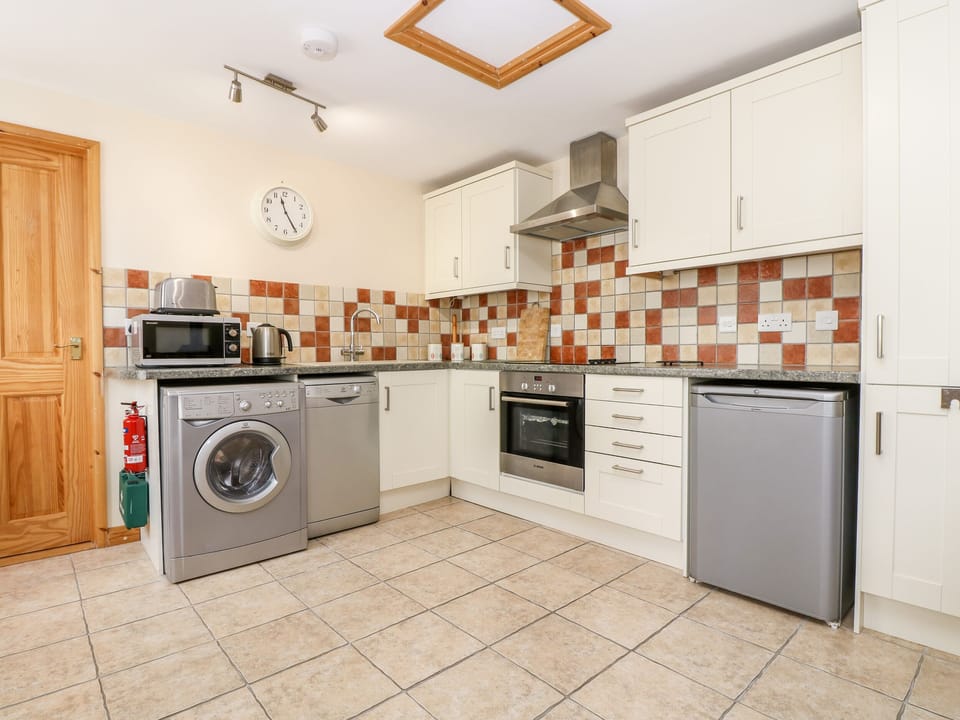 Cottage | Private kitchen | Dishwasher, cookware/dishes/utensils