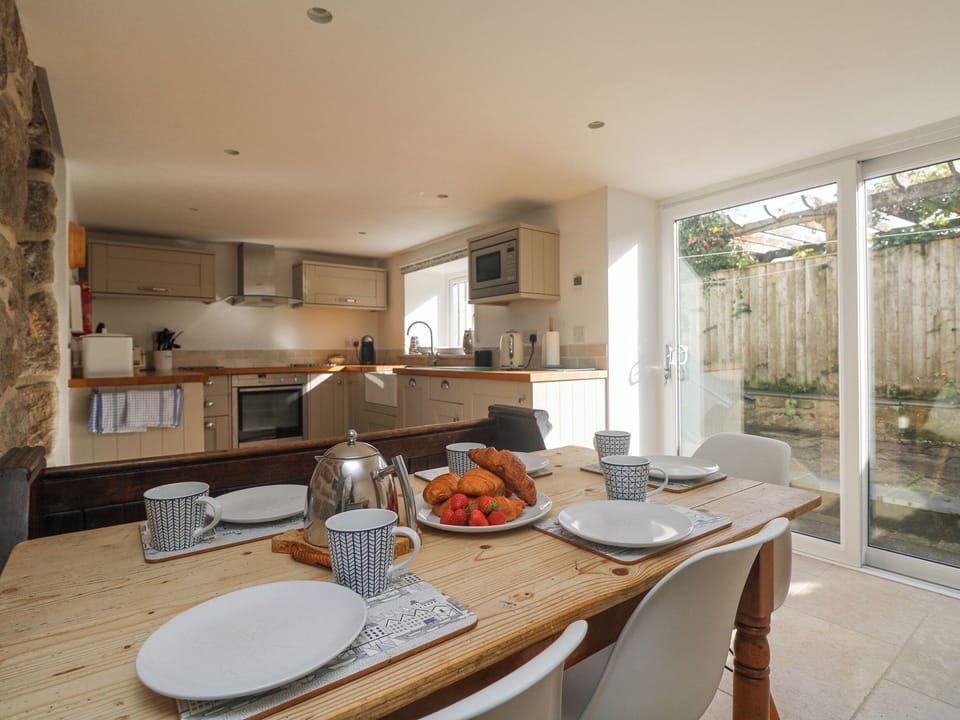 Cottage | Private kitchen | Dishwasher, cookware/dishes/utensils