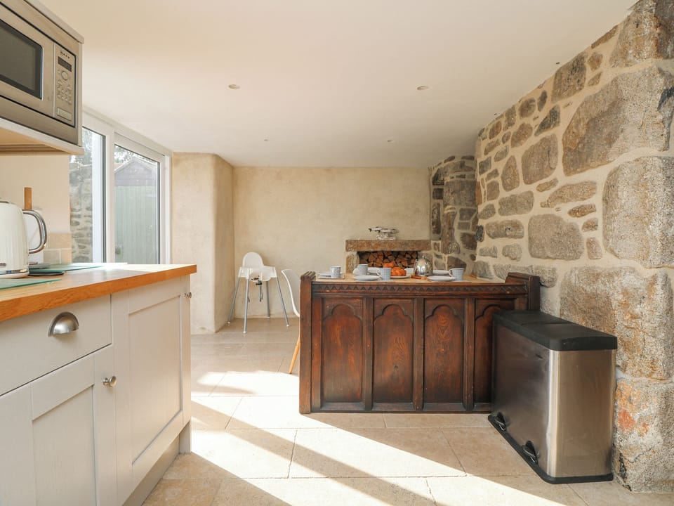 Cottage | Private kitchen | Dishwasher, cookware/dishes/utensils
