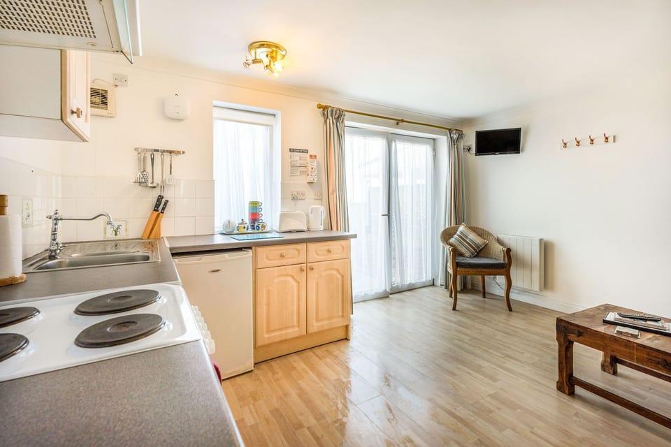 Cottage | Private kitchen | Fridge, cookware/dishes/utensils