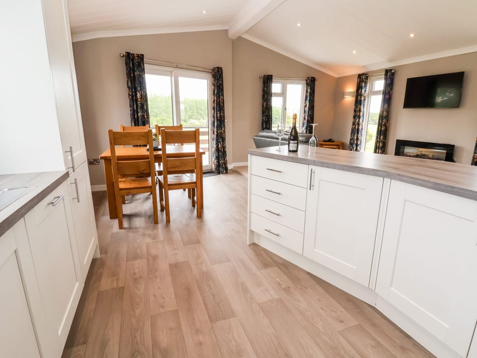 Cottage | Private kitchen | Stovetop, dishwasher, cookware/dishes/utensils