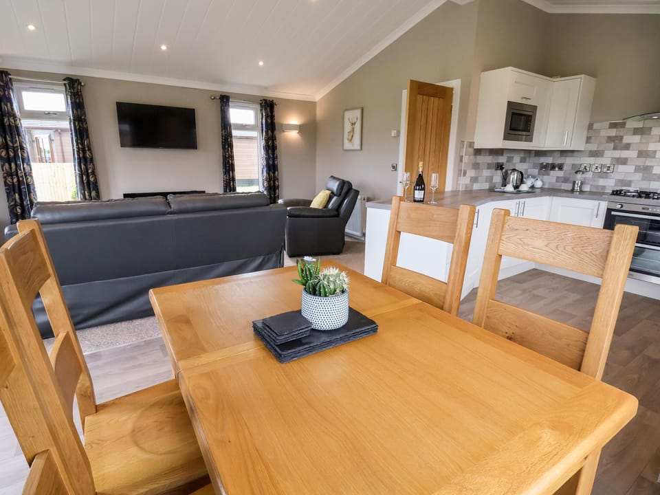 Cottage | Dining