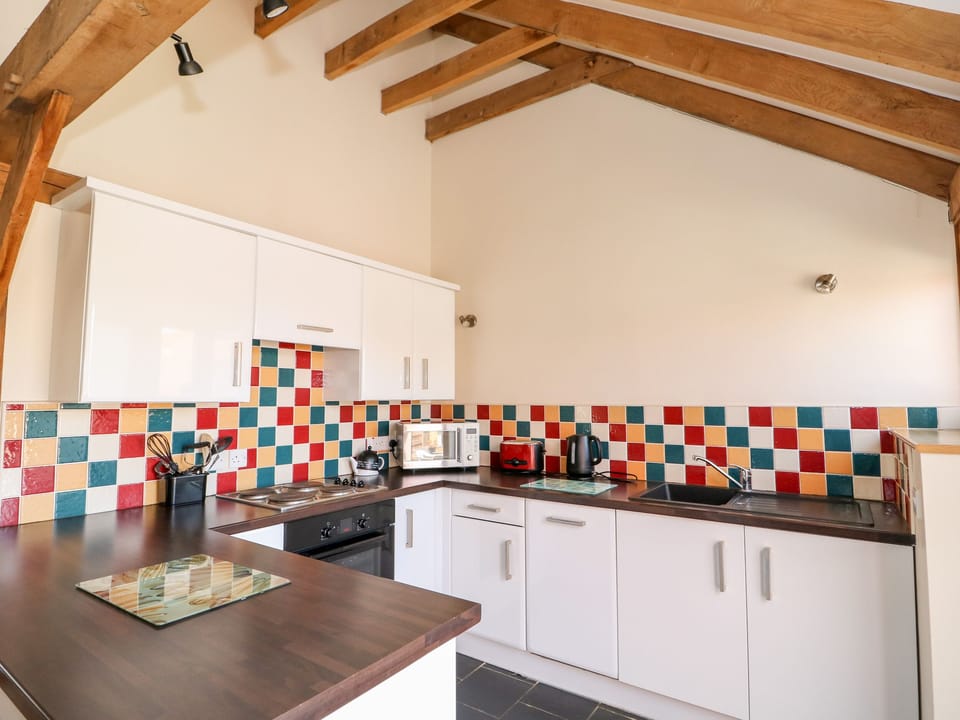 Cottage | Private kitchen | Stovetop, dishwasher, electric kettle, toaster