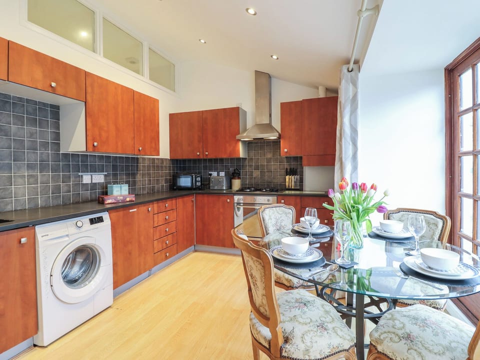Cottage | Private kitchen | Microwave, stovetop, electric kettle, toaster