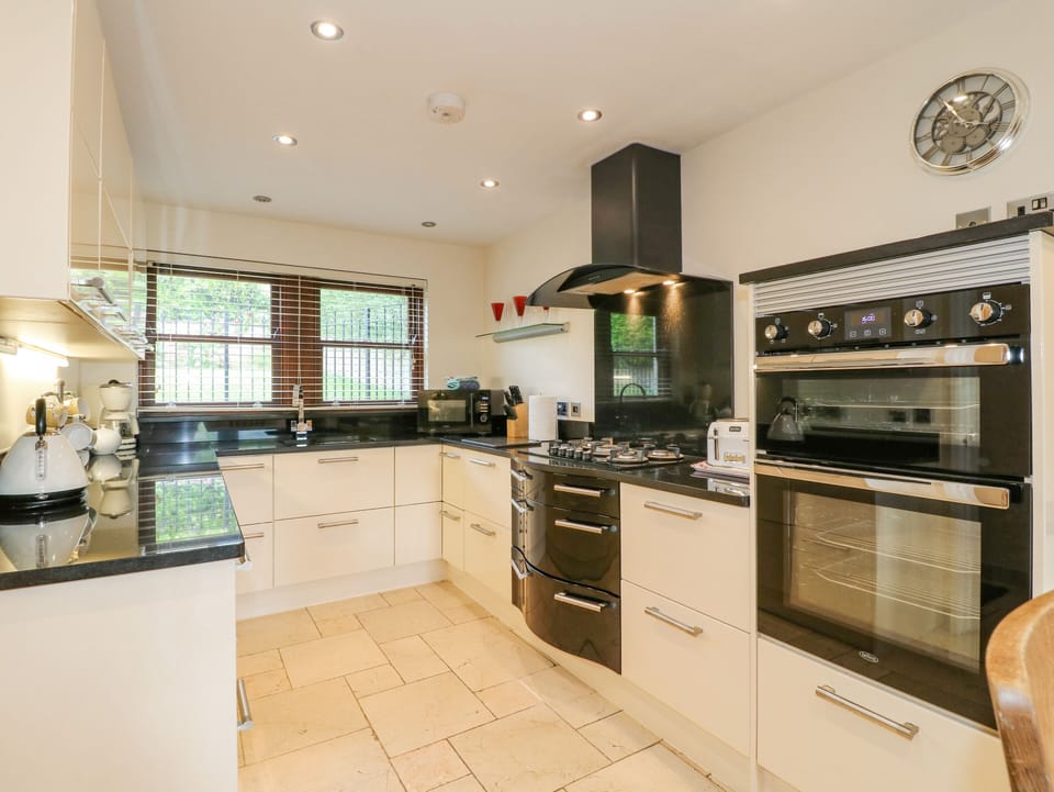 Cottage | Private kitchen | Dishwasher, cookware/dishes/utensils