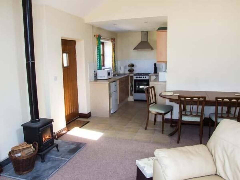 Cottage | Private kitchen | Fridge, microwave, stovetop, cookware/dishes/utensils