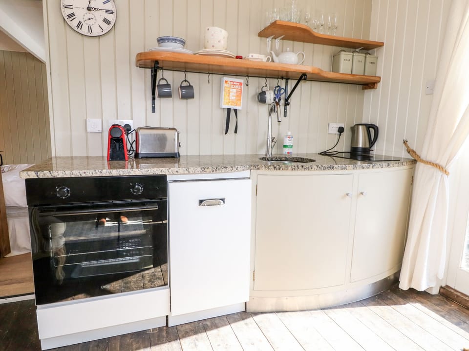 Cottage | Private kitchen | Toaster, cookware/dishes/utensils