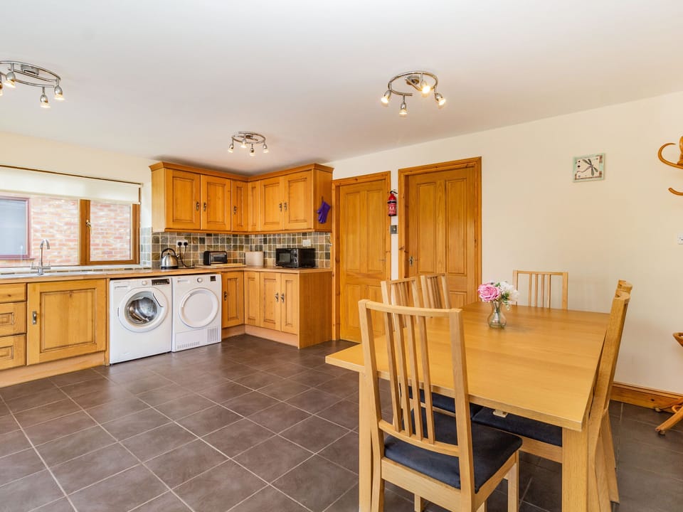 Cottage | Private kitchen | Fridge, microwave, stovetop, toaster