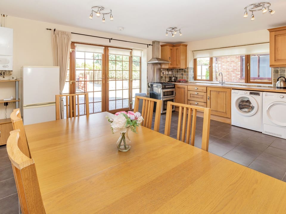 Cottage | Private kitchen | Fridge, microwave, stovetop, toaster