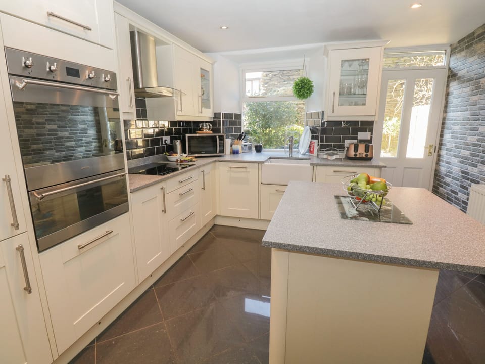 Cottage | Private kitchen | Fridge, oven, stovetop, dishwasher