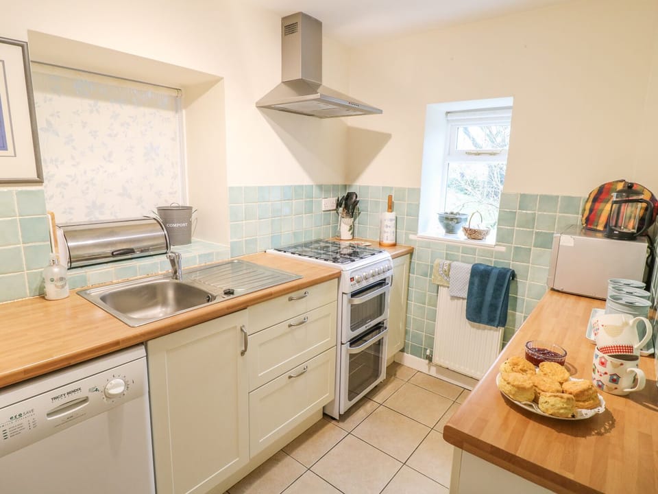 Cottage | Private kitchen | Stovetop, dishwasher, cookware/dishes/utensils