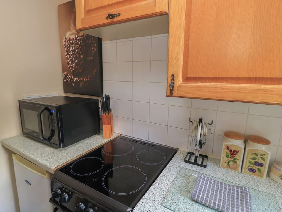 Cottage | Private kitchen | Stovetop, cookware/dishes/utensils