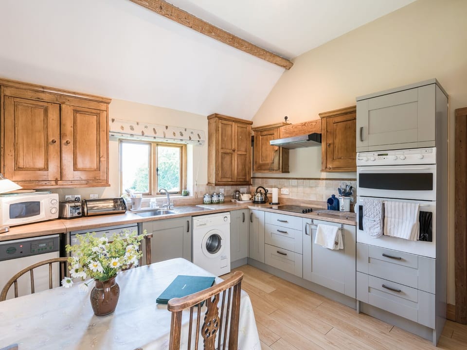 Cottage | Private kitchen | Stovetop, dishwasher, cookware/dishes/utensils