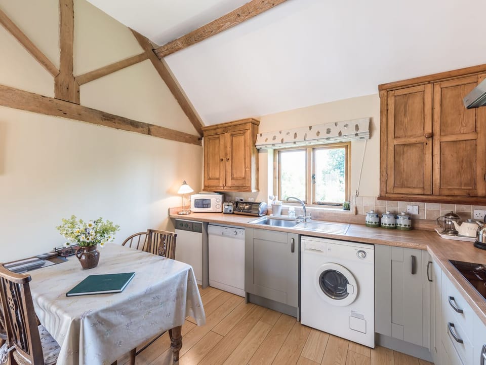 Cottage | Private kitchen | Stovetop, dishwasher, cookware/dishes/utensils