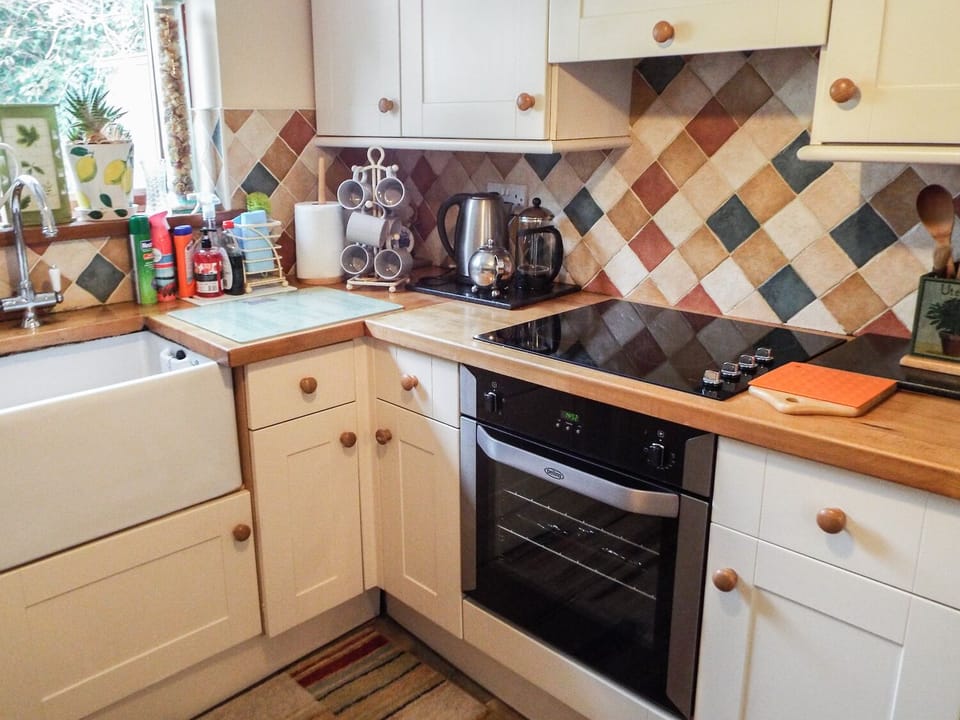 Cottage | Private kitchen | Fridge, highchair, cookware/dishes/utensils