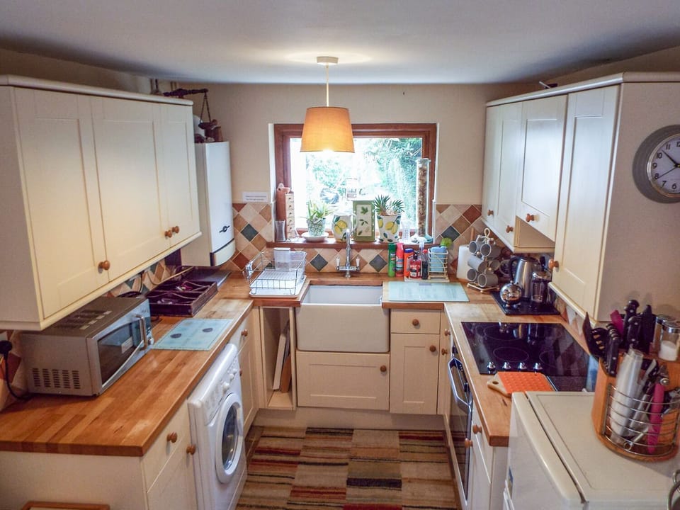 Cottage | Private kitchen | Fridge, highchair, cookware/dishes/utensils