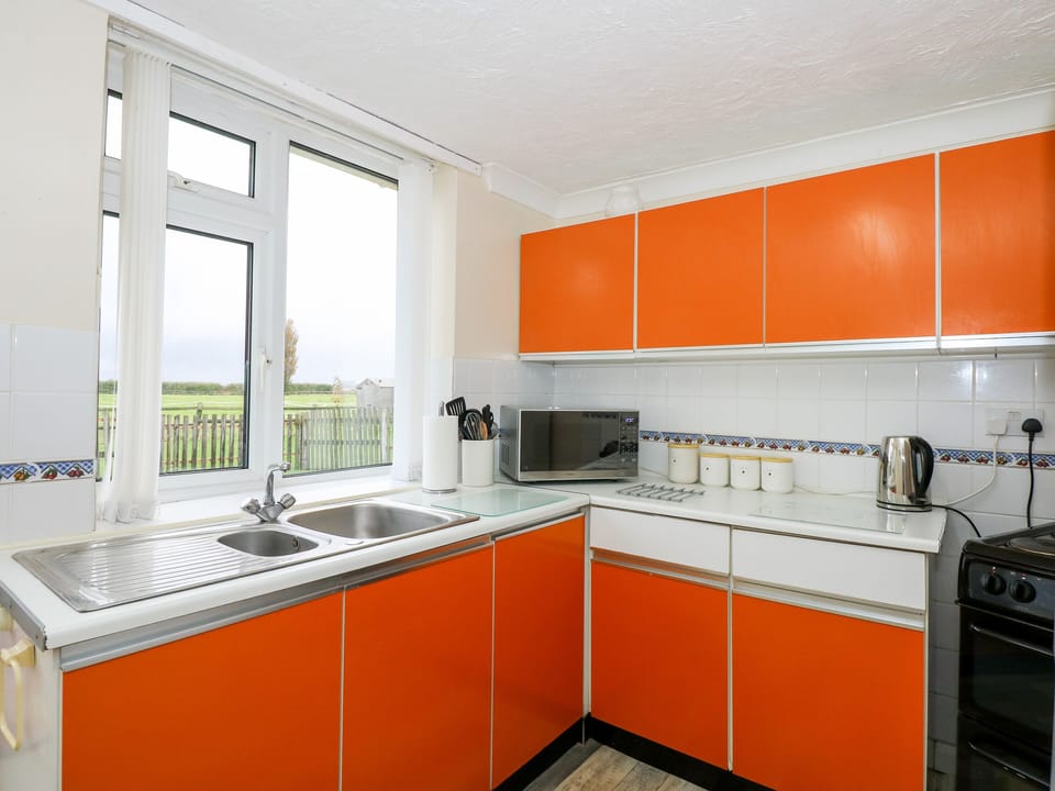Cottage | Private kitchen | Fridge, stovetop, highchair, cookware/dishes/utensils