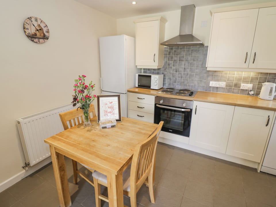 Cottage | Private kitchen | Dishwasher, cookware/dishes/utensils