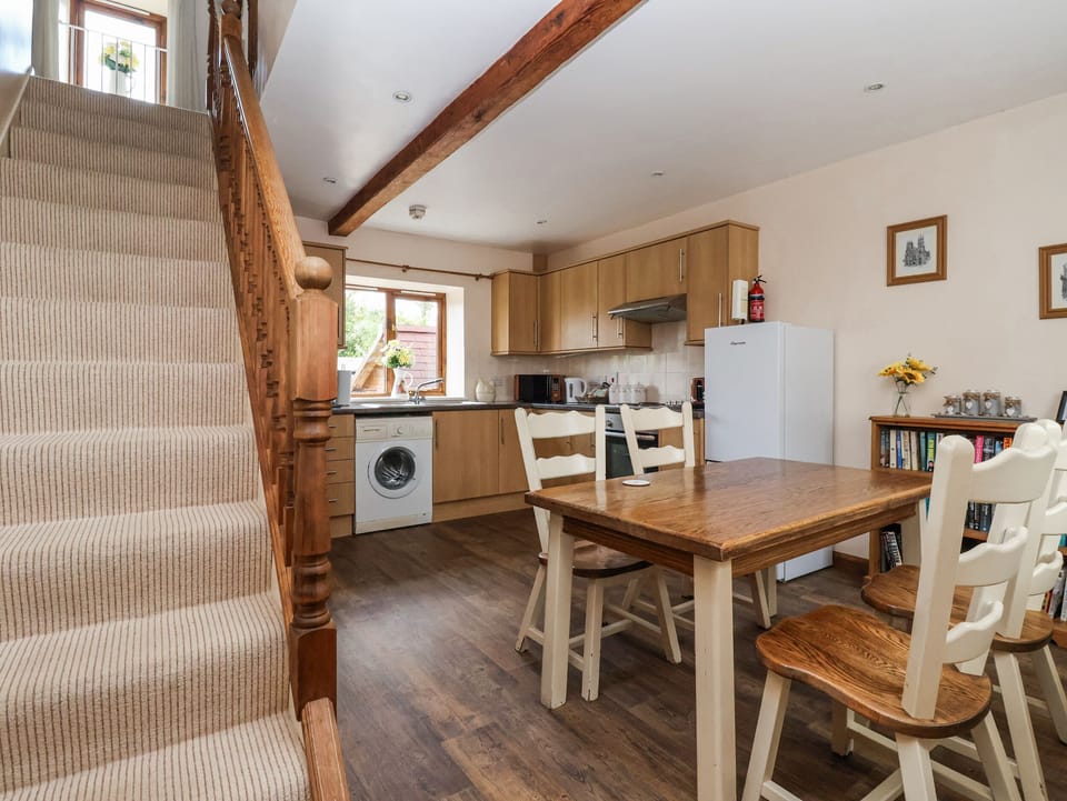 Cottage | Private kitchen | Fridge, stovetop, highchair, cookware/dishes/utensils